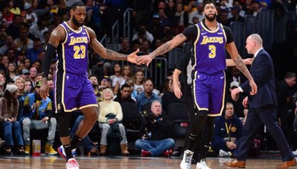  爱德华兹爆发森林狼主场力克掘金冲击前四  