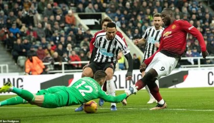  甘冈主场雨战受挫，滑倒失误葬送好局